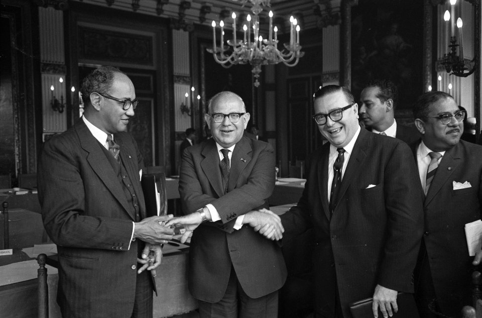 Slotbijeekomst RTC in Treveszaal Dr Emanuels , minister Korthals en E Jonckhe, Bestanddeelnr 912-5980