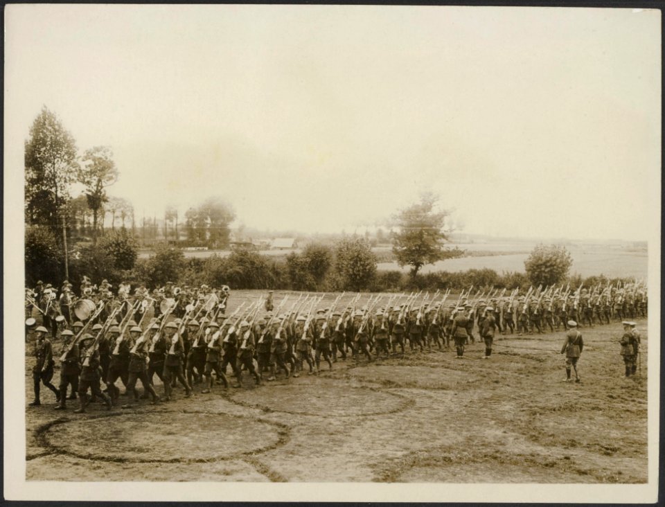 Some of the Canadian Infantry marching past Gen. Sir Sam Hughes on their way to , Bestanddeelnr 158-2304