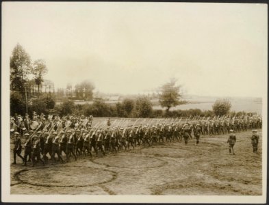 Some of the Canadian Infantry marching past Gen. Sir Sam Hughes on their way to , Bestanddeelnr 158-2304