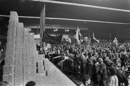 Slotmanifestatie volkspetitionnement in Den Haag dozen met handtekeningen op p, Bestanddeelnr 933-4684