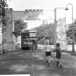 Sloten 900 jaar, de jeugd loopt onder de stadspoort door, Bestanddeelnr 917-8999