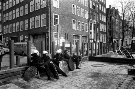 Sloopwerkzaamheden in Nieuwmarktbuurt politie kijkt toe bij de sloop, Bestanddeelnr 927-8281