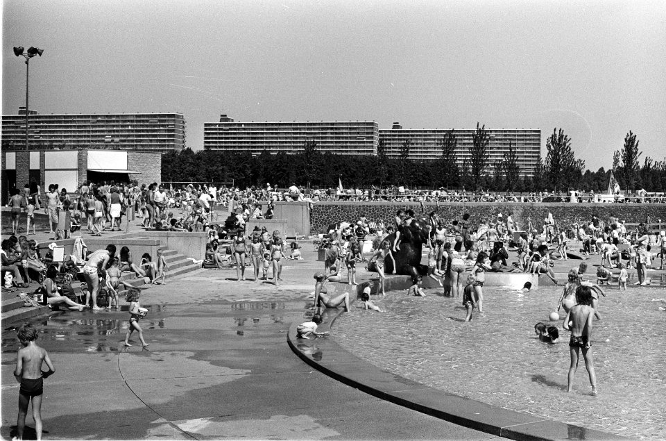 Sloterparkbad met flatgebouwen op de achtergrond, Bestanddeelnr 927-9826