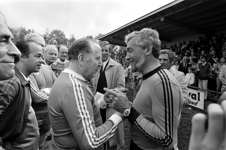Slot voetbalwedstrijd in Leiden i.a.v. Juliana tussen politici en prominenten t., Bestanddeelnr 931-4888