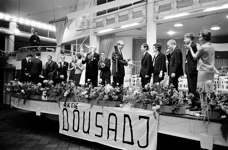 Slotavond Aktie Dousadj in Rivierhal te Rotterdam Het Calland Lyceum had de hoo, Bestanddeelnr 915-6632