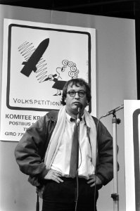 Slotmanifestatie volkspetitionnement in Den Haag Youp van 't Hek spreekt, Bestanddeelnr 933-4678