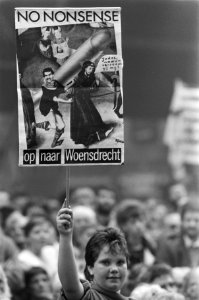 Slotmanifestatie volkspetitionnement in Den Haag demonstrant met tekst no non, Bestanddeelnr 933-4667