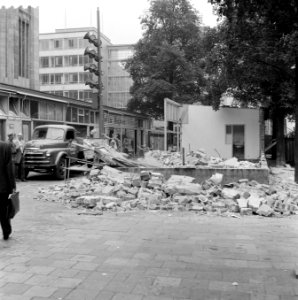 Slopen van noodwinkels op de Coolsingel te Rotterdam, Bestanddeelnr 908-8572