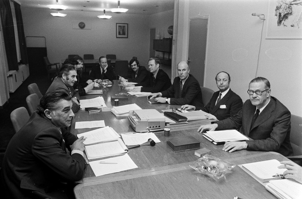 Slotoverleg metaal-CAO in Den Haag, werknemers en werkgevers rond tafel, voorz , Bestanddeelnr 927-7247