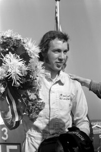Slotraces op Zandvoort (auto), R Wunderink met beker en bloemen, Bestanddeelnr 925-9380
