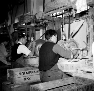 Slijpers aan het werk in de fabriek, Bestanddeelnr 252-8910