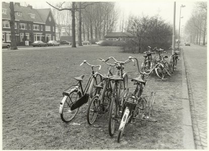 Slordig geparkeerde fietsen in het gras langs de Westergracht. NL-HlmNHA 54021079