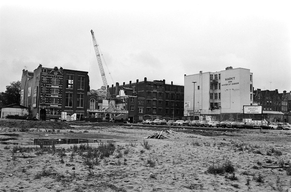 Sloophuizen aan Waterlooplein Amsterdam in verband met bouw nieuw stadhuis, Bestanddeelnr 929-3001