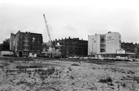Sloophuizen aan Waterlooplein Amsterdam in verband met bouw nieuw stadhuis, Bestanddeelnr 929-3001