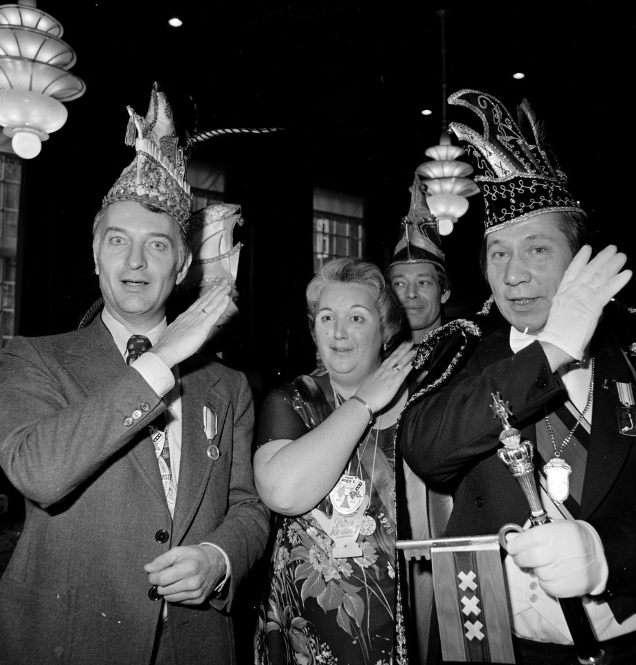 Sleutels van de stad Amsterdam door wethouder A.P.J. van der Eyden overgedragen , Bestanddeelnr 929-5500