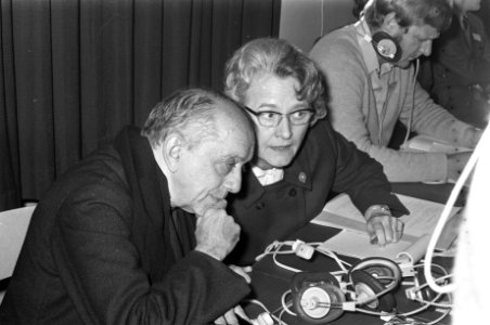 Slotzitting conferentie voor geweldloosheid in Driebergen dr Marga Klompé en Mg, Bestanddeelnr 925-5133