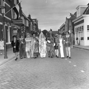Sloten 900 jaar, de oude klederdrachten zijn weer te zien, Bestanddeelnr 917-8996