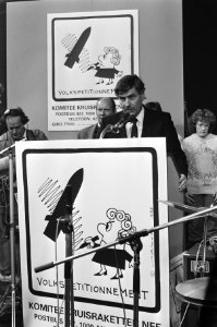Slotmanifestatie volkspetitionnement in Den Haag premier Lubbers spreekt, Bestanddeelnr 933-4660