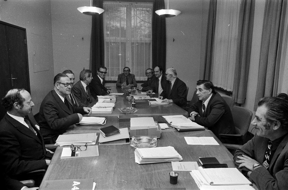 Slotoverleg metaal-CAO in Den Haag , werknemers (l) en werkgevers rond tafel, vo, Bestanddeelnr 927-7248
