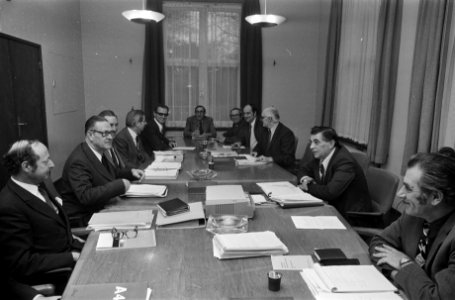 Slotoverleg metaal-CAO in Den Haag , werknemers (l) en werkgevers rond tafel, vo, Bestanddeelnr 927-7248