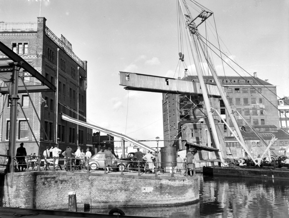 Slopen van verbindingsbrug van de Meelfabriek Holland de drijvende bok Reebok, Bestanddeelnr 910-8100