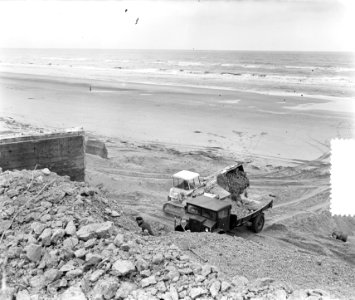 Sloping opblazen laatste bunker Atlanbik-wal Zandvoort, Bestanddeelnr 906-9338