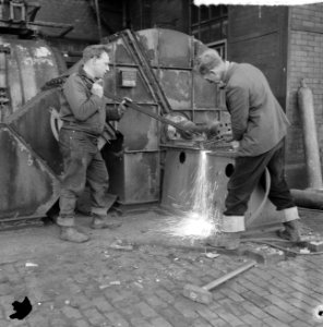 Slopen van de uit 1885 daterende Westergasfabriek, slopers zetten snijbranders i, Bestanddeelnr 911-9830