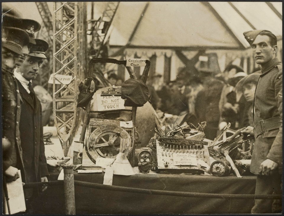 Some of the remains of the Zeppelin brought down in Essex and the Observation Ca, Bestanddeelnr 158-2578