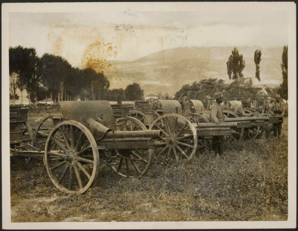 Some of the 32 cannons captured by the Serbs in their recent advance., Bestanddeelnr 158-2203