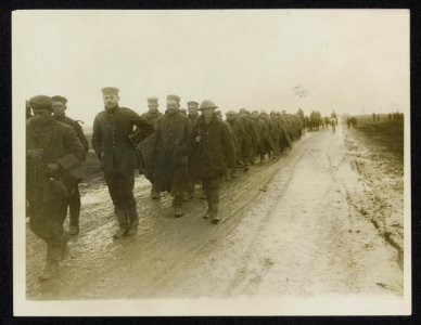 Some prisoners captured by the Canadians in the storming of Regina Trench, Bestanddeelnr 158-1137