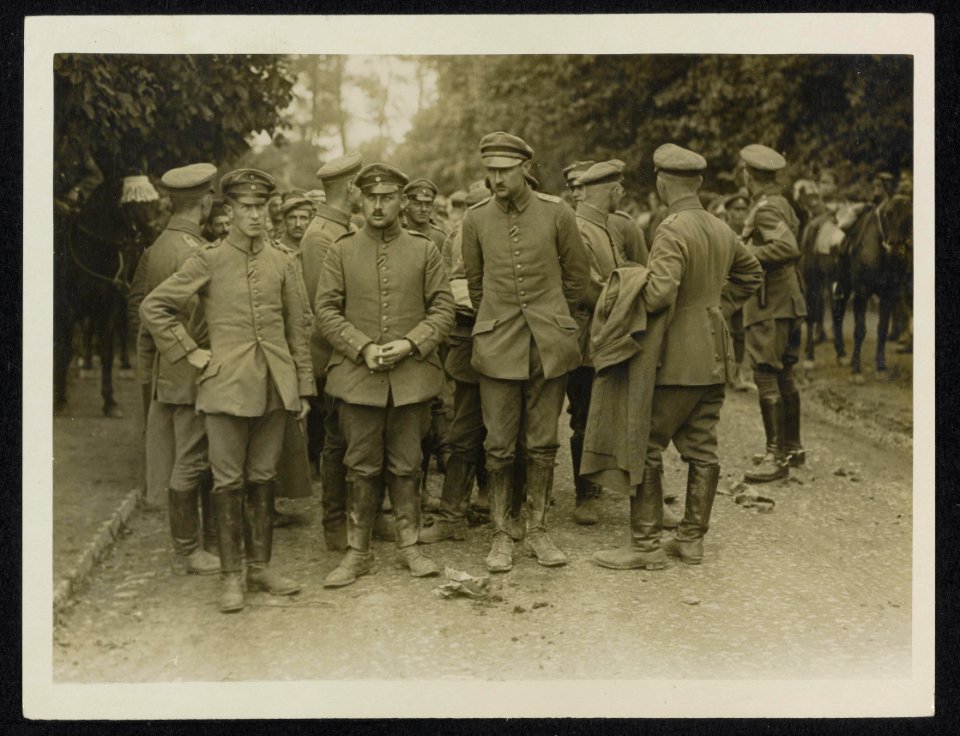 Some German officers captured by the Canadians on the Somme, Bestanddeelnr 158-1149