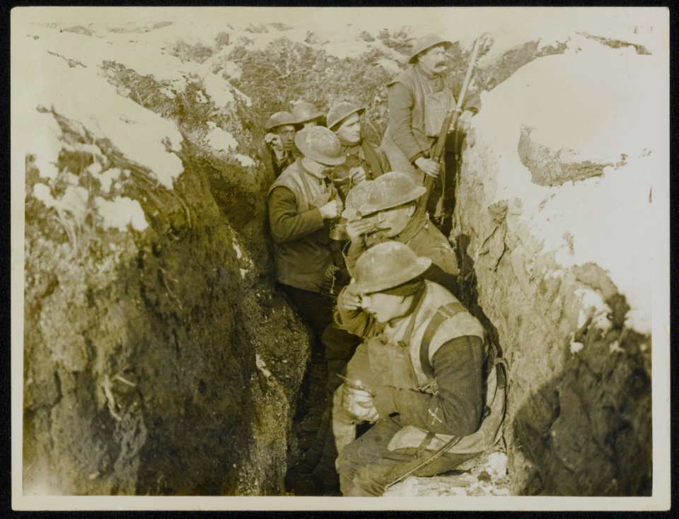 Some Tommies eating in a front line trench, Bestanddeelnr 158-0090