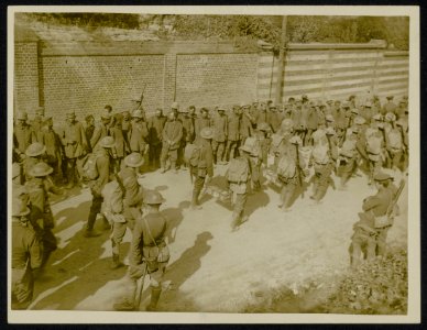 Some of our men marching up to the front taking a glance at some of the newly ca, Bestanddeelnr 158-0419