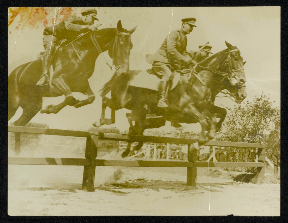 Some Belgian Officers taking a jump at some sports on their Independence day, Bestanddeelnr 158-1370
