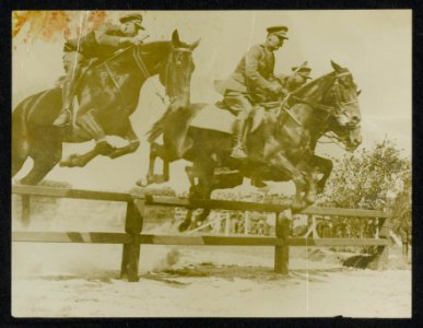 Some Belgian Officers taking a jump at some sports on their Independence day, Bestanddeelnr 158-1370