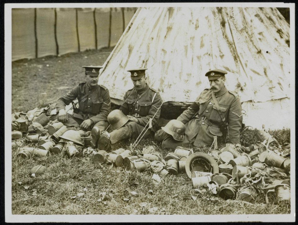 Sorting out helmets and gasmasks from German prisoners, Bestanddeelnr 158-0236