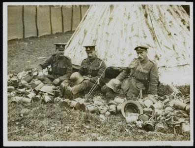 Sorting out helmets and gasmasks from German prisoners, Bestanddeelnr 158-0236