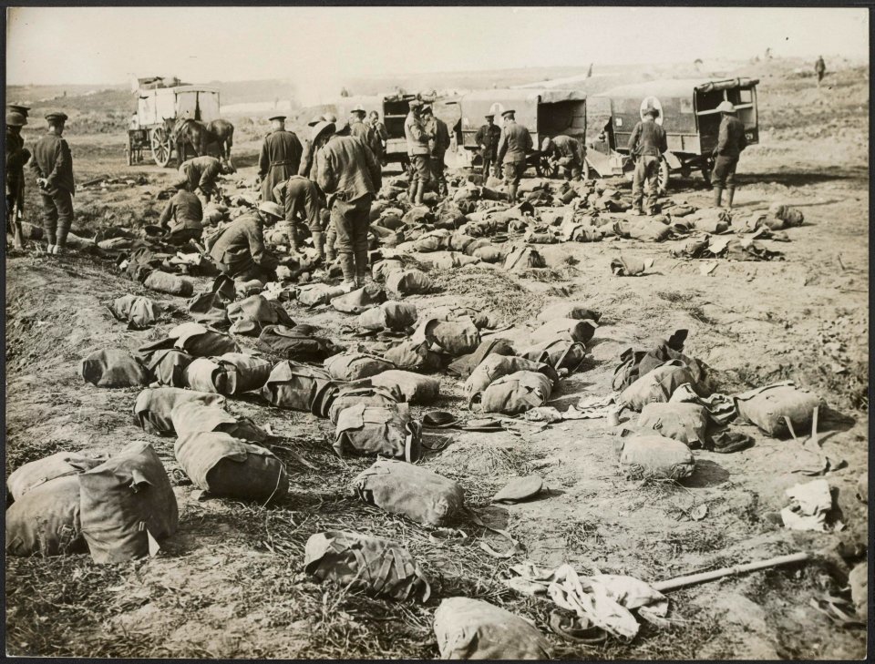 Sorting the packs of dead and wounded for letters, etc., to send to relations, Bestanddeelnr 158-2837