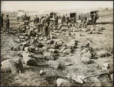 Sorting the packs of dead and wounded for letters, etc., to send to relations, Bestanddeelnr 158-2837