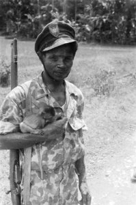 Soldaat van KNIL Infanterie II met een aapje op zijn arm, Bestanddeelnr 481-3-3