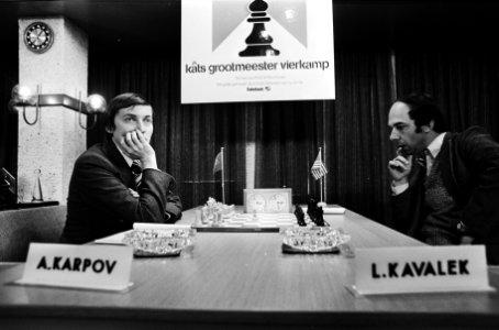 Sosonko kijkt toe bij partij Karpov tegen Kavalek (rechts), Bestanddeelnr 930-3154