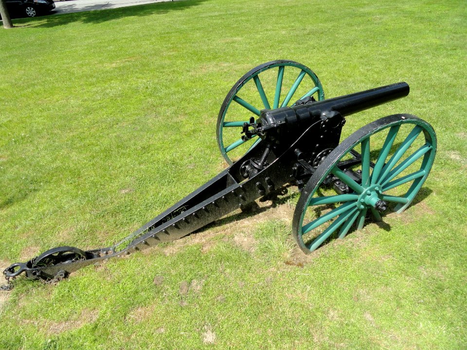 Soldiers Monument cannon - Gardner, MA - DSC00870