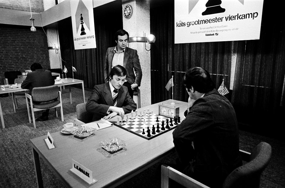 Sosonko kijkt toe bij partij Karpov tegen Kavalek (rechts), Bestanddeelnr 930-3153