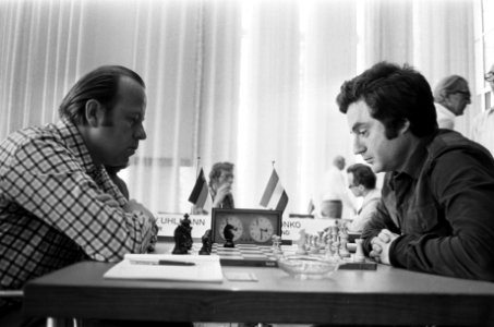 Sosonko (Ned) (r) tegen Uhlman (DDR), Bestanddeelnr 928-0483