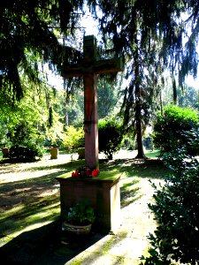 Sossenheim, Gedenkstätte Opfer WW II, Kreuz