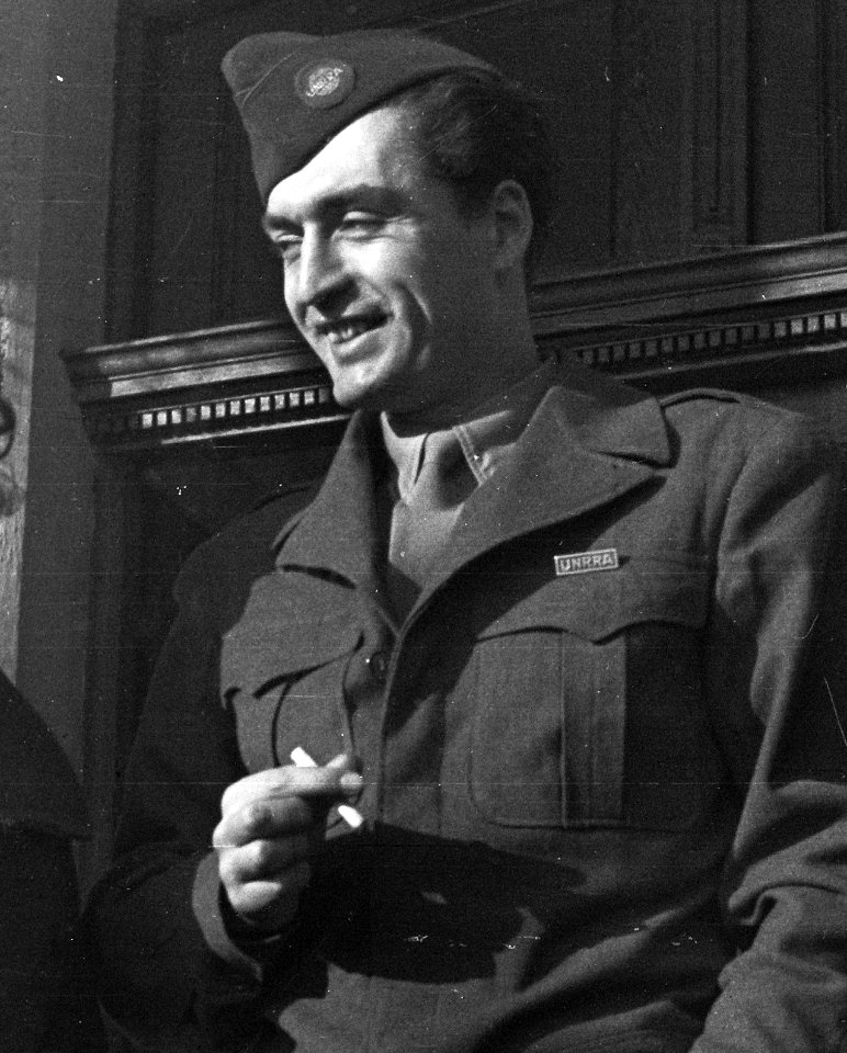 Soldier of the UNRRA (United Nations Relief and Rehabilitation Administration) on 11 March 1946, from- Tehuis in Duitsland voor Joodse mensen, die ontslagen zijn uit concentratiekampe, Bestanddeelnr 901-5572 (cropped)