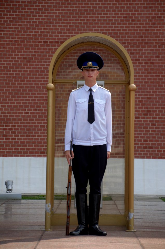 Soldier kremlin regiment unknown soldier tomb july 2016