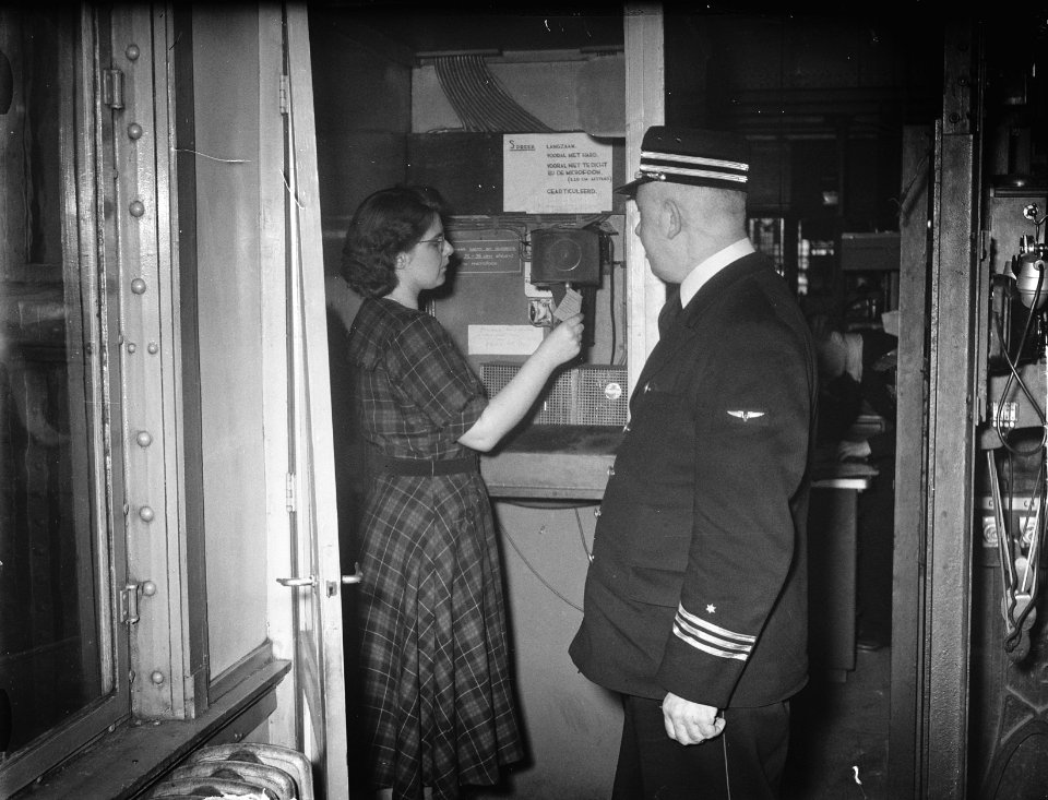 Sonja Doosjes, omroepster op Centraal Station, met Hoofdstationschef De Jongh, Bestanddeelnr 904-4862