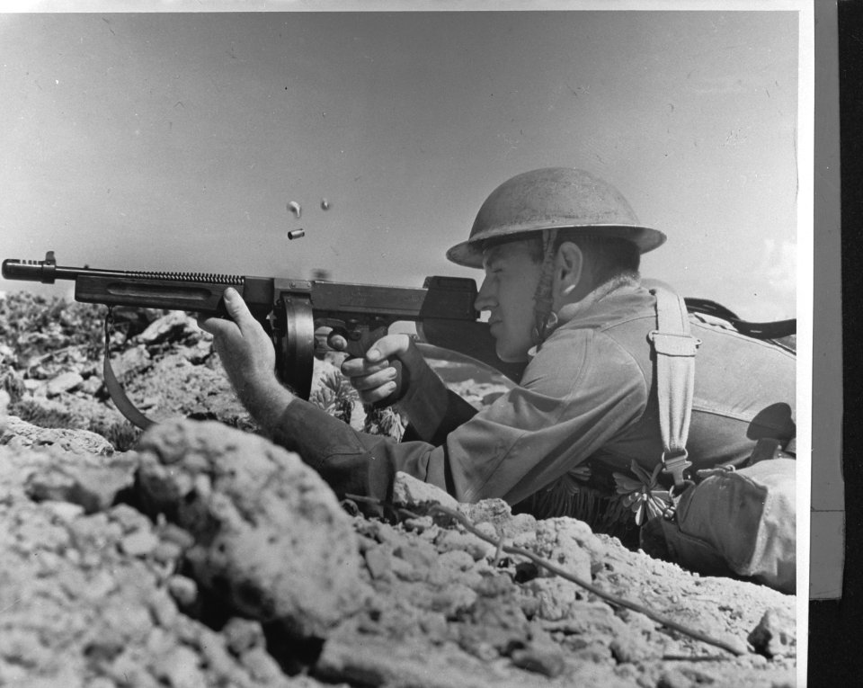 Soldier of the Royal Netherlands Army with modern Tommy-gun on Curaçao's rocky c, Bestanddeelnr 935-1409