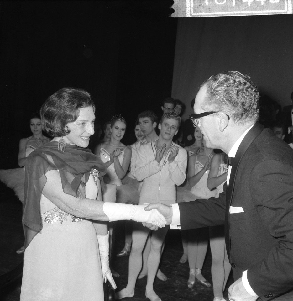 Sonia Gaskell officier, na de voorstelling ontving zij de versierselen van Minis, Bestanddeelnr 918-7442